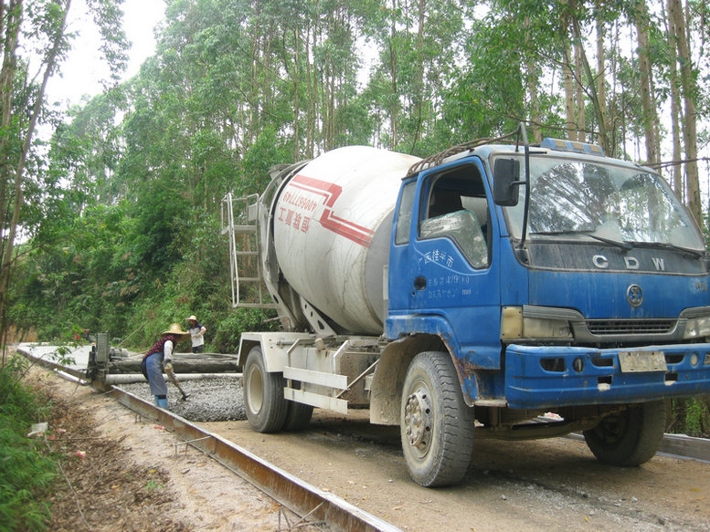 农村建筑市场搅拌站配什么样的水泥搅拌车合适